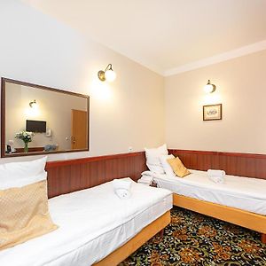 Mały pokój z łóżkiem king-size